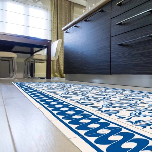 Tappeto da cucina blu e bianco con motivo floreale. Zerbino decorativo per la cucina.