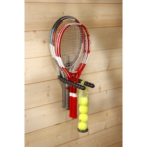 Ganci a muro con racchette da tennis e palline. Pratico stoccaggio.