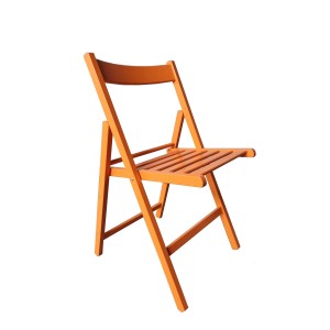 Sedia da giardino pieghevole arancione.