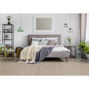 Pavimento chiaro t.b.t. in camera da letto con letto e decorazioni.