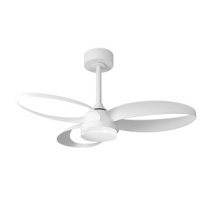 Ventilatore da soffitto bianco con tre pale curve.