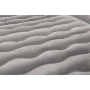 Dettaglio della superficie grigia e ondulata di un materassino gonfiabile da campeggio t.b.t.