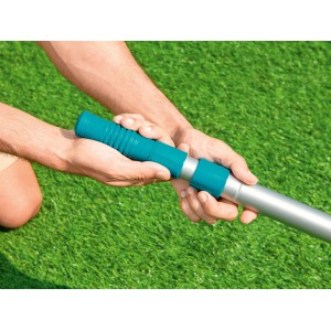 Asta telescopica per piscina Bestway 360 cm in mano, per pulizia e accessori.