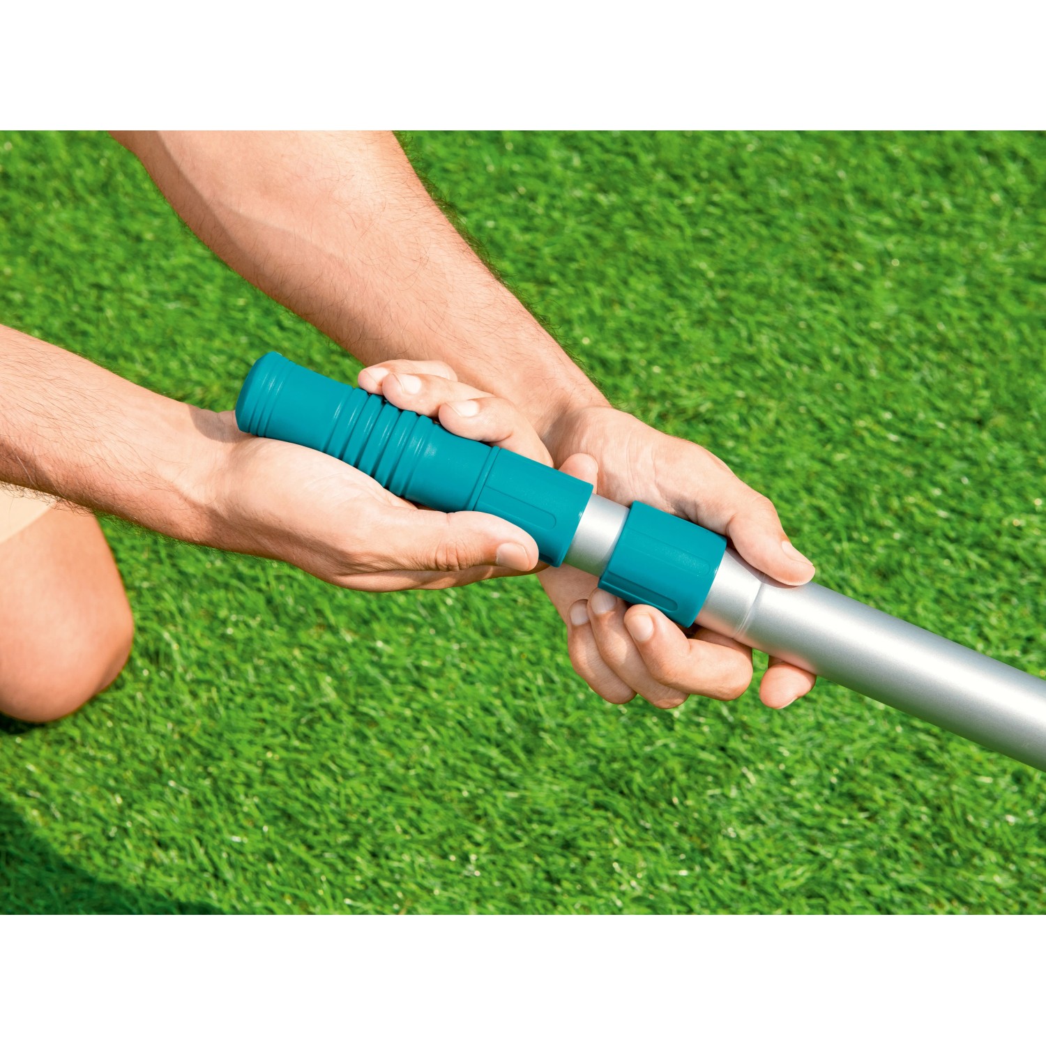 Asta telescopica per piscina Bestway 360 cm in mano, per pulizia e accessori.