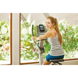 Donna su cyclette con supporto smartphone. Accessori interni auto.