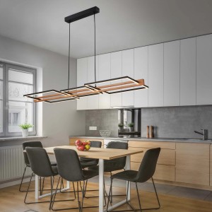 Lampadario a sospensione LED Briloner Royk dimmerabile con decoro in legno sopra il tavolo da pranzo.