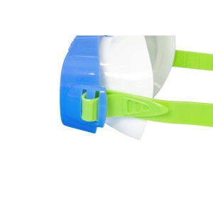 Dettaglio di una maschera da immersione con montatura blu e cinturino verde.