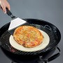 Paletta per pizza Jamestown in acciaio inox con pizza sulla griglia. Accessori per barbecue per pizza croccante.