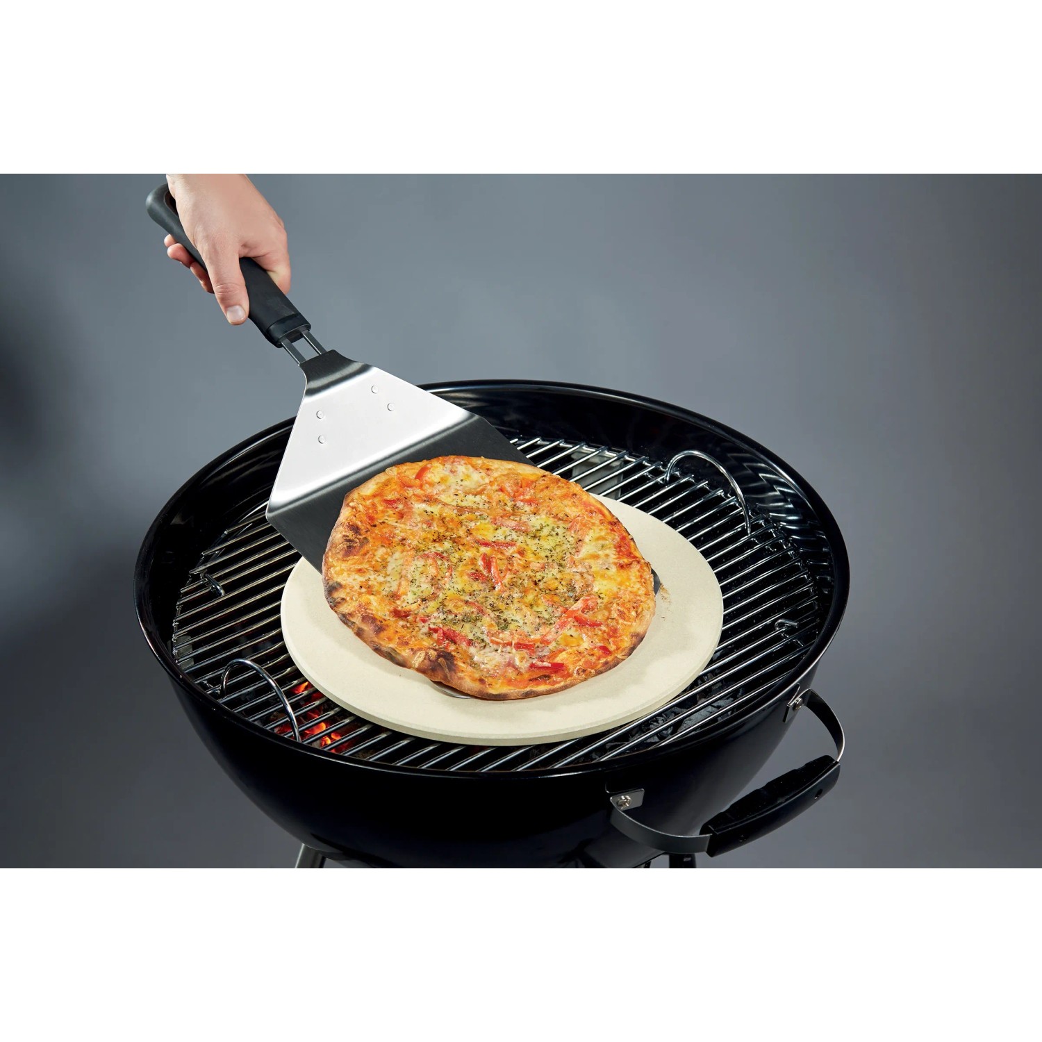 Paletta per pizza Jamestown in acciaio inox con pizza sulla griglia. Accessori per barbecue per pizza croccante.