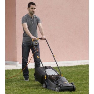 Uomo utilizza tosaerba elettrico nero su prato.