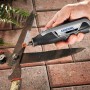 Miniutensile Dremel Lite 7760-15 che affila le cesoie da giardino.