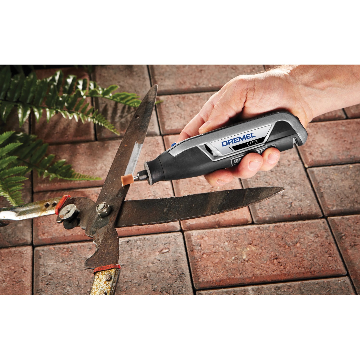Miniutensile Dremel Lite 7760-15 che affila le cesoie da giardino.