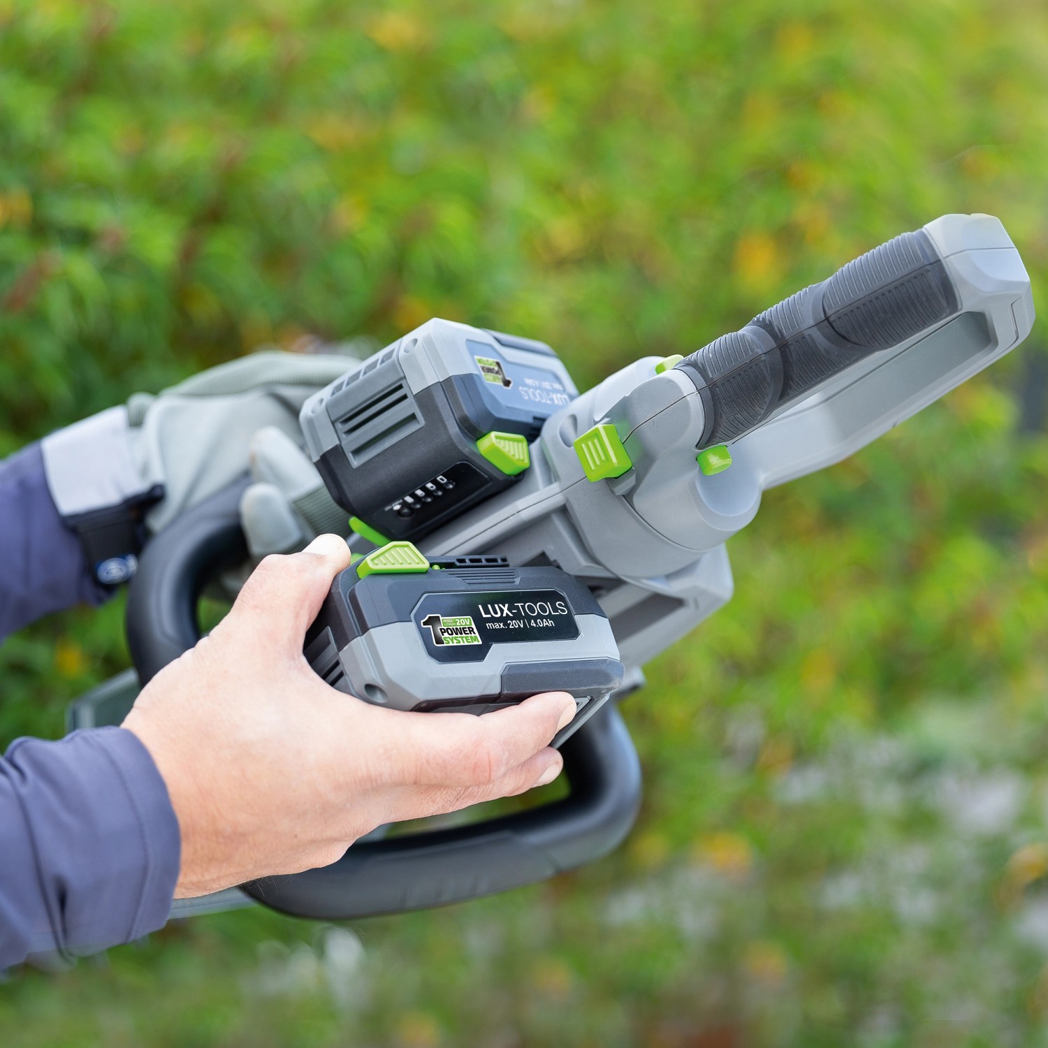 Tagliasiepi a batteria LUX 1 PowerSystem con due batterie per la cura del giardino senza fili.