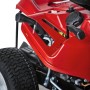 Dettaglio: Tosaerba rider Troy-Bilt Mini-Rider 76T-S rosso, con focus sui comandi e pneumatico.
