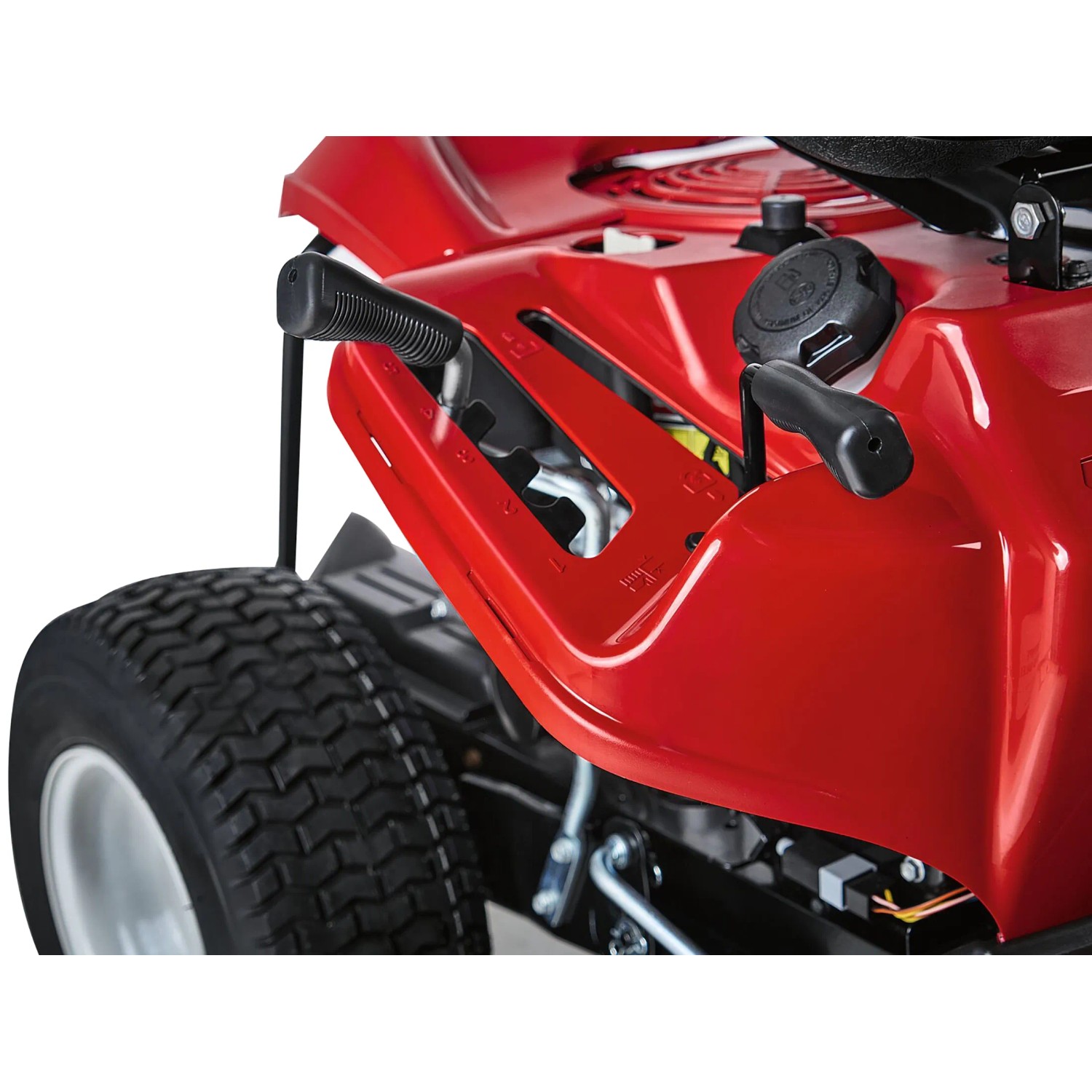 Dettaglio: Tosaerba rider Troy-Bilt Mini-Rider 76T-S rosso, con focus sui comandi e pneumatico.