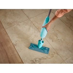 Leifheit Pico Spray S in azione su pavimento piastrellato. Dispositivo di pulizia con serbatoio acqua blu.