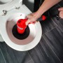 Pulitore pneumatico per tubi Rothenberger Industrial in uso in un WC.