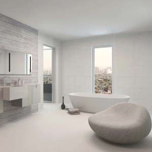 Bagno luminoso con vasca, mobile lavabo e seduta. Ideale per pitture per interni bianche.