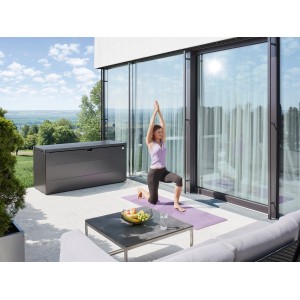 Biohort Stylebox 170 in grigio scuro metallizzato su terrazza con donna che fa yoga.