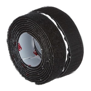 Rotolo di nastro a strappo nero t.b.t., ideale per fissare e organizzare.