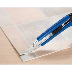 Cutter LUX Classic 100 mm blu taglia pavimento in PVC su superficie a motivo piastrelle.