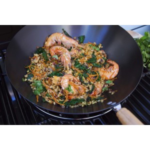 Wok con gamberi e verdure, accessorio per barbecue.