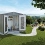 Casetta attrezzi Biohort Europa grigio quarzo metallizzato, porte aperte mostrano scaffali e attrezzi. Famiglia in giardino.