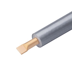 Primo piano di un tubo di rame. Ideale per impianti idraulici e di riscaldamento.