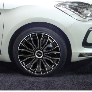 Copricerchio t.b.t. nero/argento su auto. Accessorio per esterni auto.