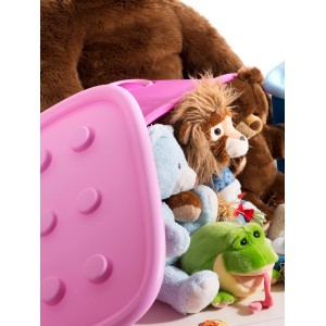 Cesto portagiochi rosa pieno di peluche come orsi, leone e rana.