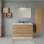 Set di mobili da bagno moderni con mobile lavabo, specchio, pensile e mensole in legno.