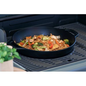 Wok in ghisa Campingaz, ideale per grigliate asiatiche. Utensile per grill con rivestimento antiaderente.