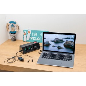 Multipresa nera t.b.t. con laptop e accessori su una scrivania.