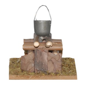 t.b.t. Figurina presepe: Ragazzo al falò con pentola. Scena decorativa per Natale.