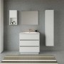 Set di mobili da bagno bianchi con mobile lavabo, specchiera e colonna per bagni moderni.