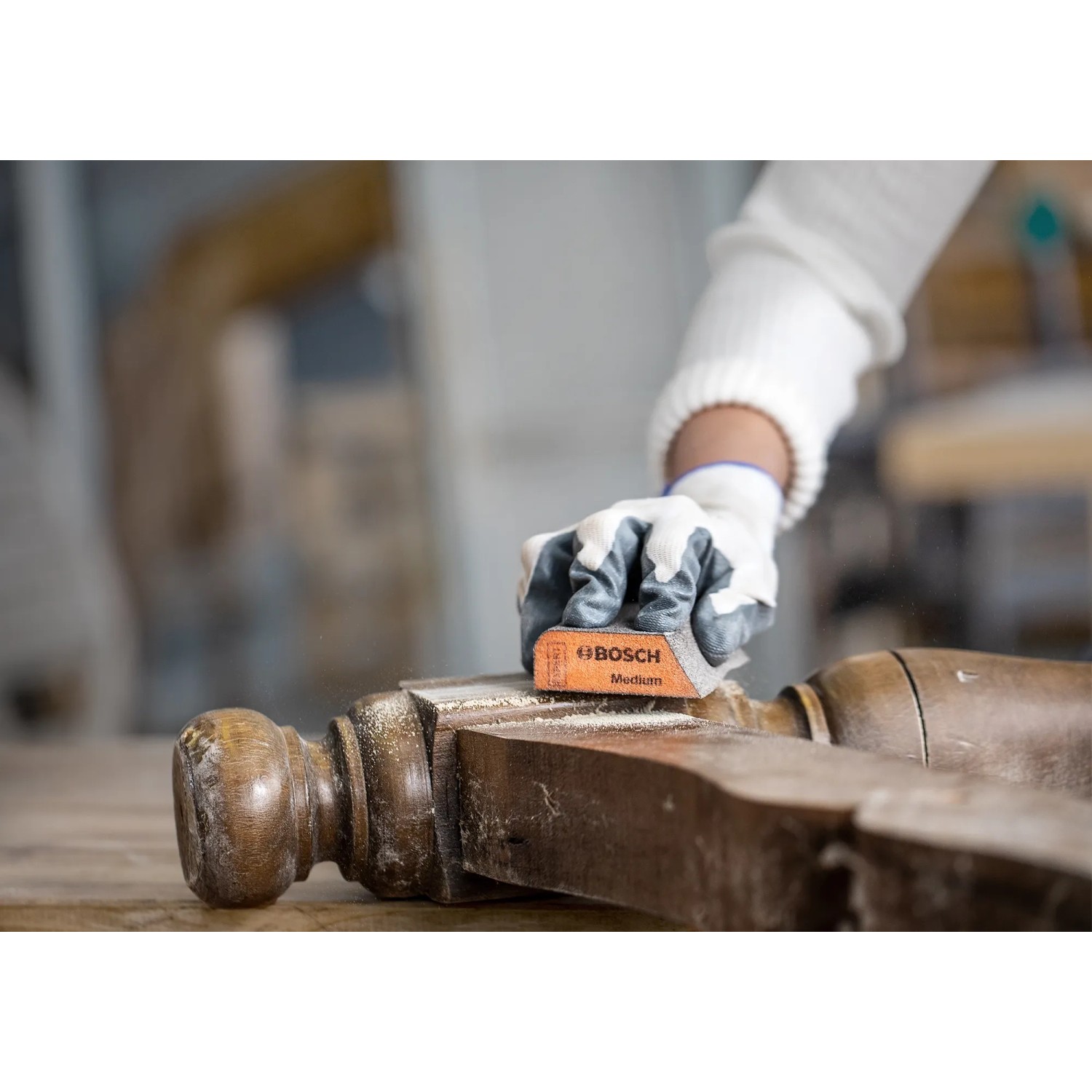 Spugna abrasiva Bosch Expert per levigare mobili in legno. Abrasivo per superfici delicate.