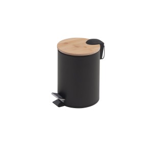 Cestino a pedale nero da bagno con coperchio in bambù.