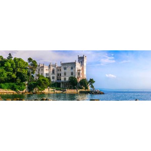 Quadri: Vista panoramica del Castello di Miramare sulla costa vicino a Trieste, Italia.