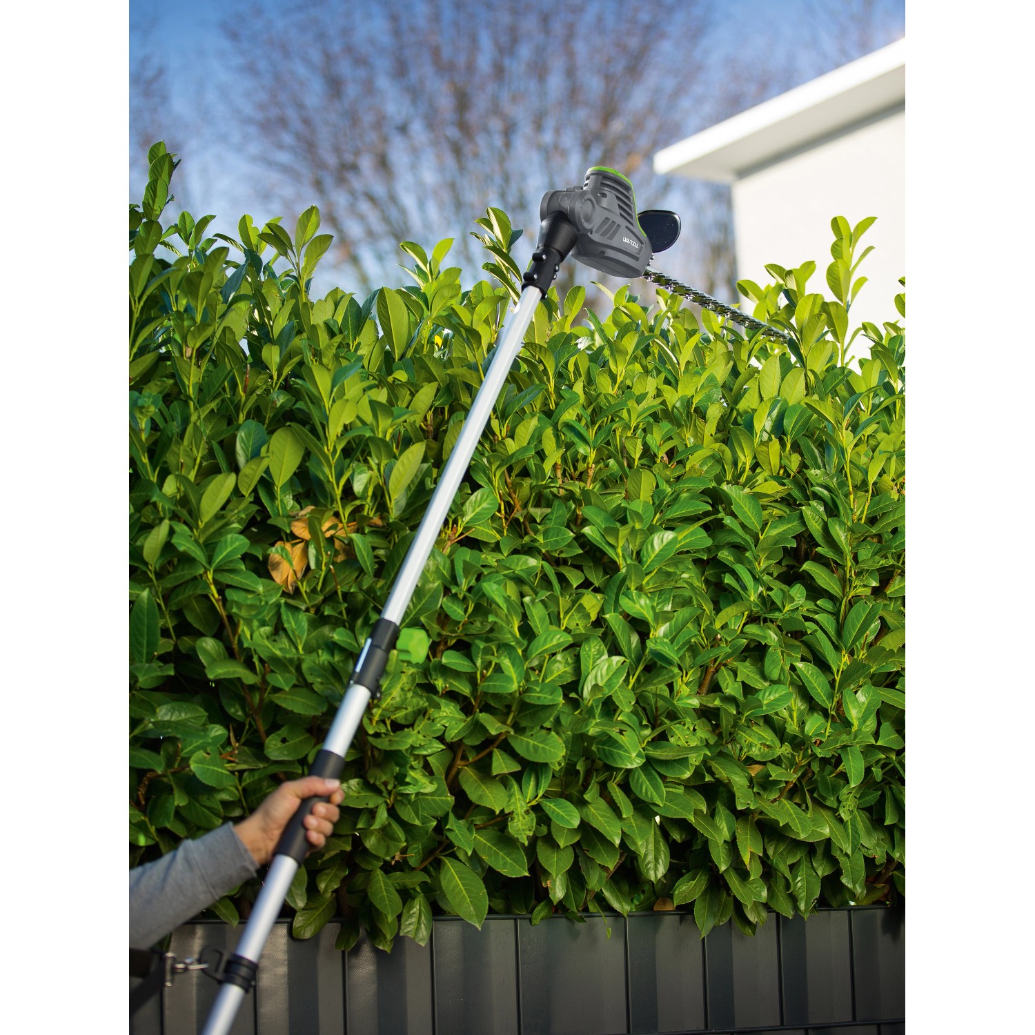 Tagliasiepi telescopica a batteria LUX A-HS-20/51T taglia siepi in giardino.