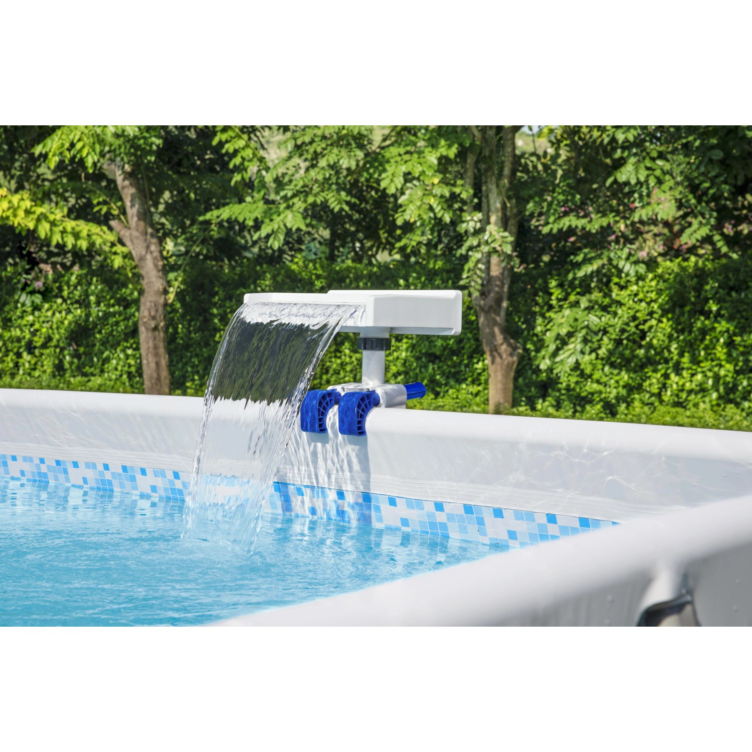 Cascata per piscina Flowclear™ con luce LED sul bordo piscina con acqua corrente.