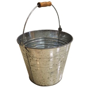 Secchio in metallo con manico in legno per pulizia.