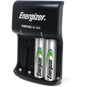 Caricabatterie Energizer con USB e due batterie AA nel caricabatterie.