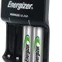 Caricabatterie Energizer con USB e due batterie AA nel caricabatterie.