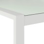 Dettaglio del tavolo del set lounge divano Noralee, alluminio bianco, con piano facile da pulire.