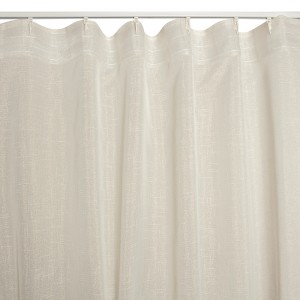 Tenda in tessuto t.b.t. bianca e leggermente trasparente.