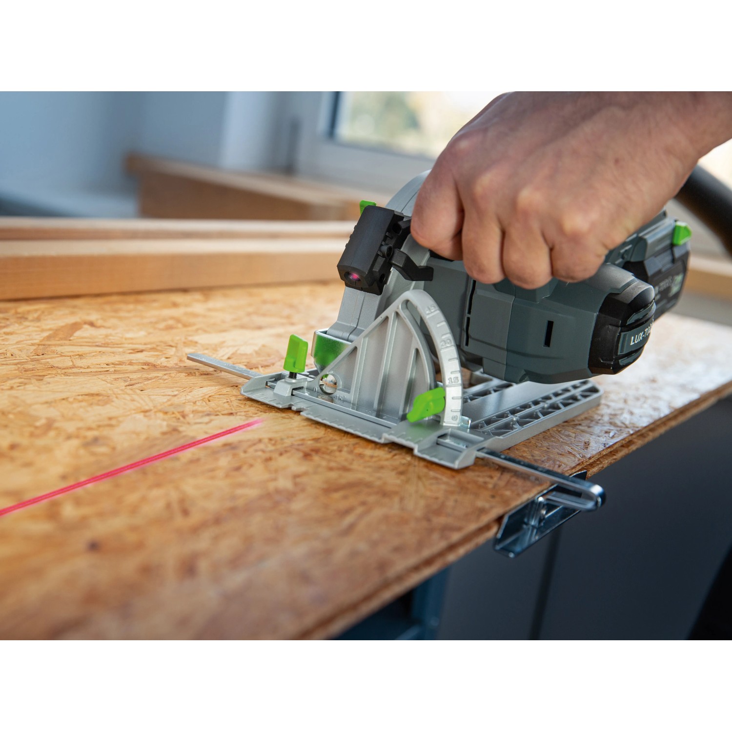 Sega circolare a batteria LUX-TOOLS A-KS-20/150 taglia legno con guida laser. Sega circolare senza batteria.