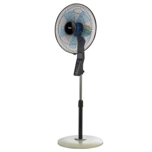 Ventilatore a colonna con telecomando, base argento e rotore blu-nero.