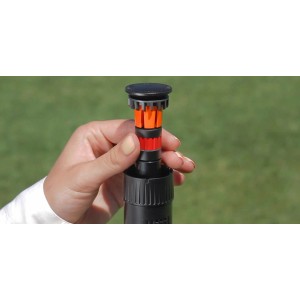 Dettaglio di un irrigatore t.b.t. per irrigazione interrata tenuto in mano.