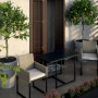 Set di mobili da giardino t.b.t. con tavolo e due sedie su un balcone.