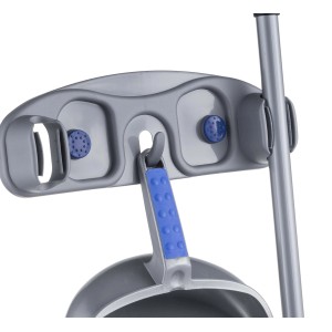 Supporto a parete grigio per attrezzi di pulizia con paletta e manico.